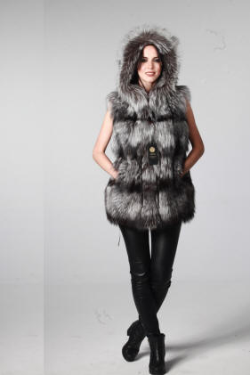 سترة فرو الثعلب الفضي